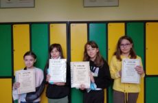 Szkolne laureatki Konkursu recytatorskiego „Wiersze Lecha Konopińskiego”.